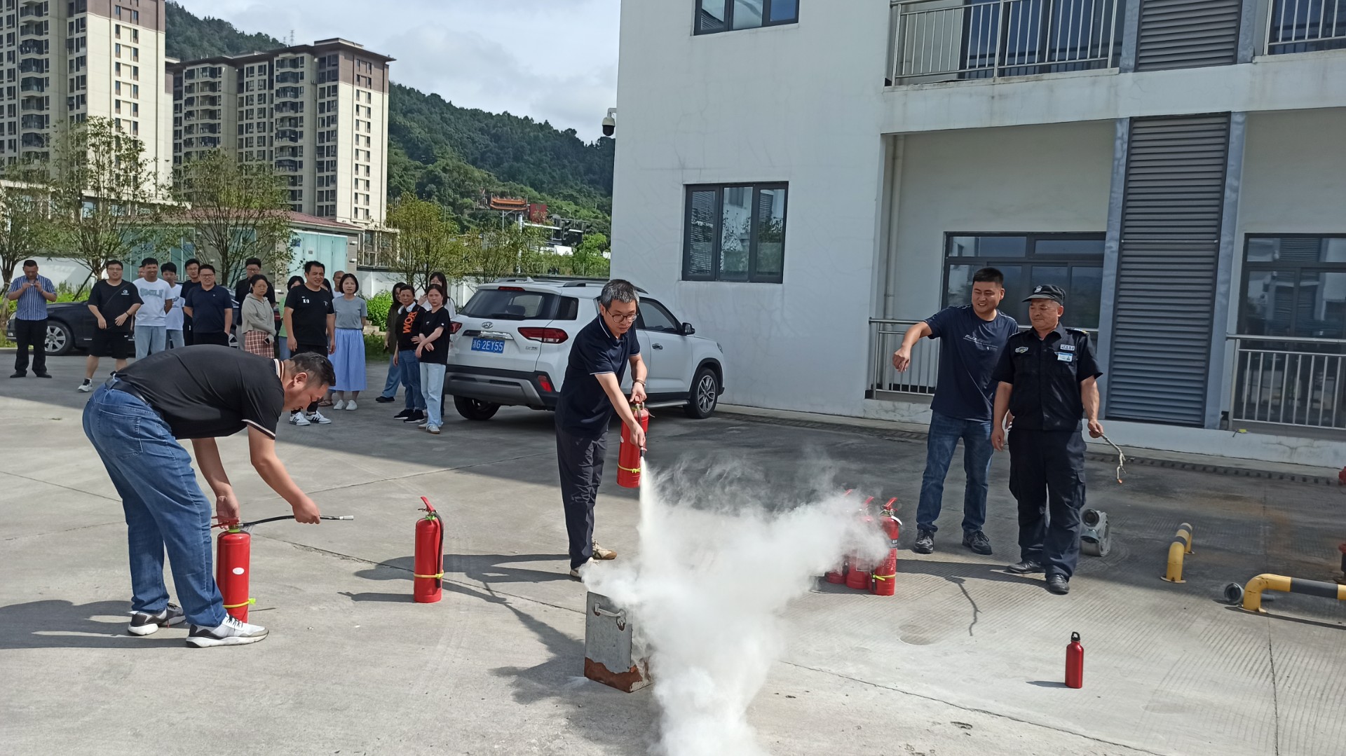 1719457055777405.jpg 市交投物流產(chǎn)業(yè)園公司開(kāi)展安全生產(chǎn)教育培訓(xùn)暨應(yīng)急演練活動(dòng),周明武拍攝3.jpg