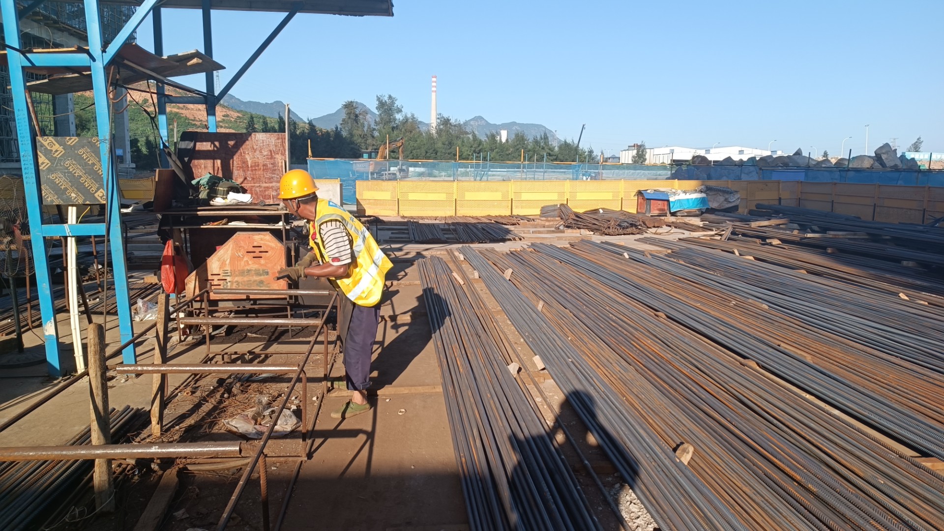 堅(jiān)守一線“戰(zhàn)高溫” 項(xiàng)目建設(shè)有“涼策”，王俊宇拍攝1.jpg