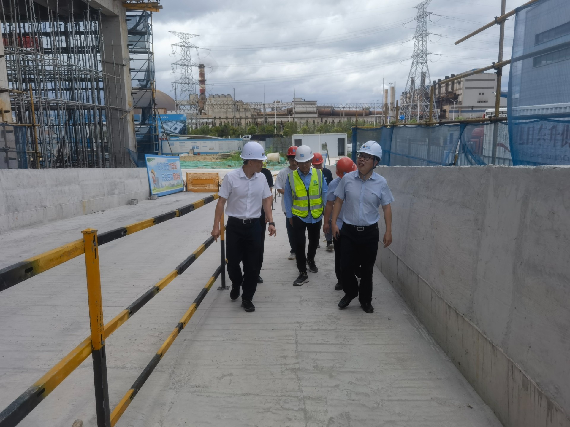 1721885796705233.jpg 市交投集團(tuán)領(lǐng)導(dǎo)深入市交投物流集團(tuán)重點(diǎn)項(xiàng)目現(xiàn)場(chǎng)檢查指導(dǎo)防汛防臺(tái)風(fēng)工作,曾騫拍攝1.jpg